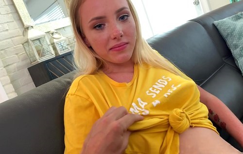 Подглядывает за сестрой в душевой кабинке и трахает её бритую киску.