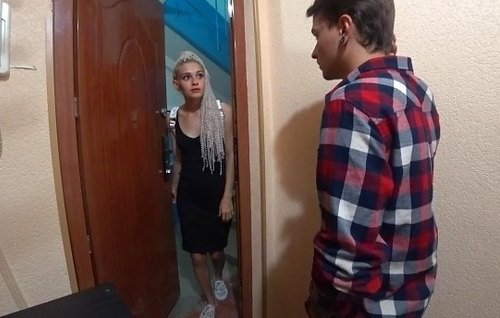 Куколка с дредами не расскажет как её ебал сосед и как кончил ей в дупло.