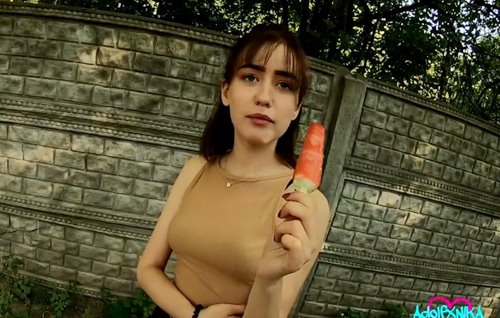 Может мороженое так эротично лизать, а может и член, или сразу вместе.