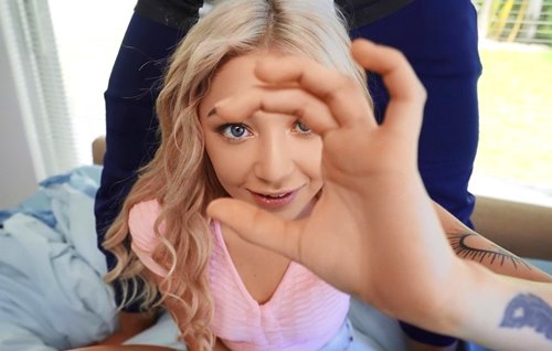 Молодая писька снимает вместе с парнями соседями порнуху.