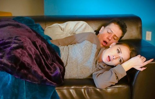 Вдруг ощутила как мокрая головка спящего позади брата пропихивалась у неё между ног.