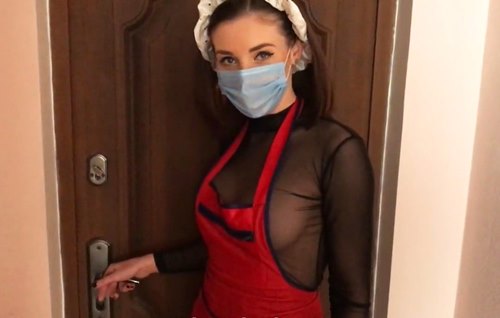 Пришла с уборочкой без трусов и давай нагибаться перед мужиком.