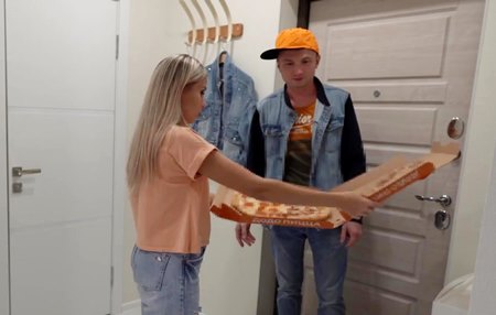 Привез девушке не ту пиццу, а в место компенсации всунул ей член.