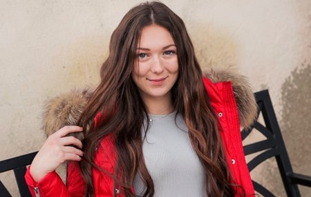 За комплимент про длинный ноги и восьмерку чешских крон дает пикаперу трахнуть её красивую и очень мокрую киску.