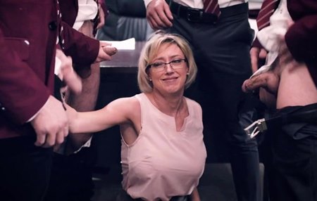 Ученики жестко загоняют зрелую преподшу и натягивают её толпой. С русским гоблинским переводом.