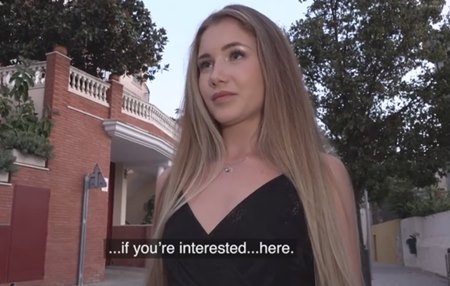 Россиянка с превосходной попкой отрабатывает еврики уличным сексом катаясь верхом на члене.