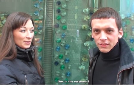 Согласна и на секс в туалете только сперва в кафе по сидеть.