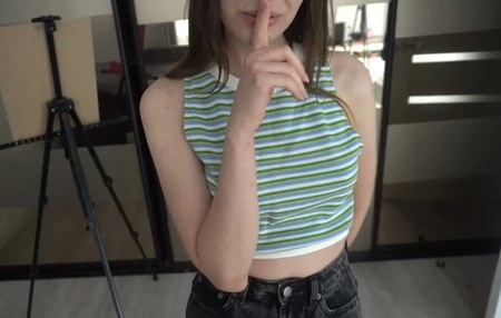 Подруга Тани остается наедине с её парнем и с радостью снимает трусики.