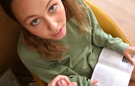 Приехали на отдых и парень не даст девушке сидеть с книгой пока не возьмет в руки его член.