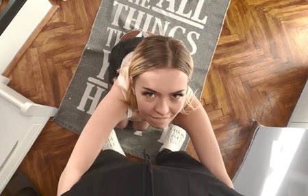 Попастая обаяшка завтракает едой из Макдональдса, а доставщик рад приятному рассчету.