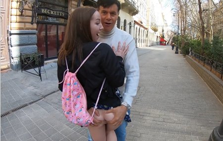 Парень с батей пикапят и порно кастят безупречную молоденькую брюнетку.