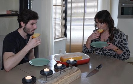 Страстная соседка угощается парня сырником и своим спелым телом.