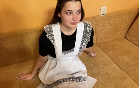 Молоденькая горничная отсасывает у симпатичного ей молодого хозяина и дает раком.