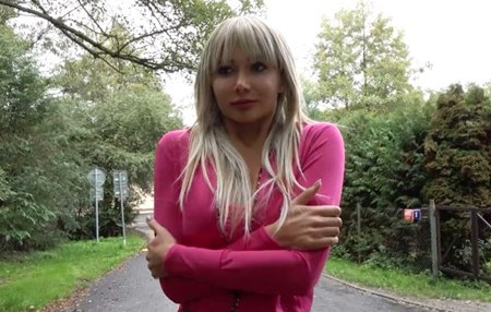 Парень согревает оказавшуюся в беде милую россиянку и вдохновляет трахнуться за деньги.