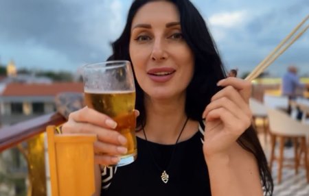 Сисястая русская милфа напилась пива и спермы симпотного испанца, подкатившего к ней познакомиться.