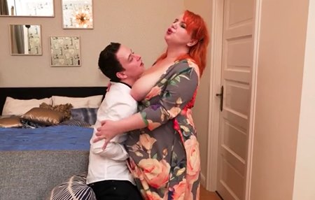 Пацан ныряет между сисек свой зрелой и с большим весом любовницы, а потом трахает.