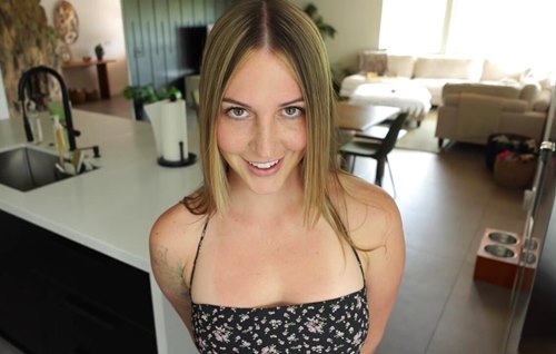 Тетя соскучилась по сексу с племянником и флиртует перед тем как отдаться ему в свою лысую кису.